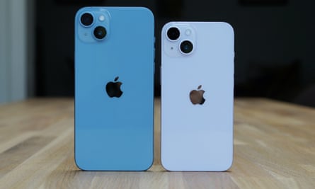 L'arrière de l'iPhone 14 Plus à côté de l'iPhone 14 normal