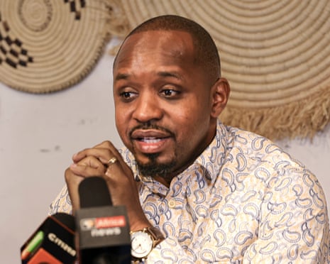 Boniface Mwangi, Kenya'da demokrasi yanlısı bir mitingde konuşuyor