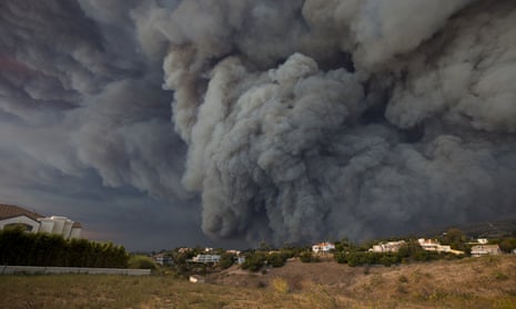A massive smoke plume, powered by strong winds, rises above the the Woolsey fire on 9 November 2018 in Malibu, California. 