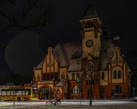 Berlin-Nikolassee station during the power cut.