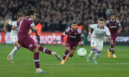 Lucas Paquetá mencetak gol dari titik penalti untuk memberi West Ham keunggulan.