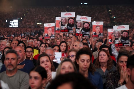 Pessoas participam de uma cerimônia para marcar o aniversário de dois anos do ataque mortal do Hamas em 7 de outubro de 2023 a Israel, em Tel Aviv, na terça-feira.