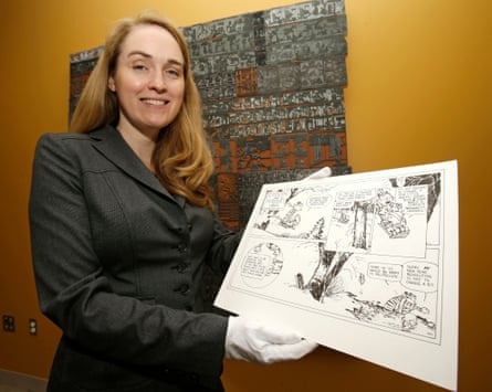 Jenny Robb, conservatrice en chef des bandes dessinées à la Billy Ireland Cartoon Library and Museum de l'Ohio State University, détient une bande dessinée Calvin et Hobbes du dessinateur Bill Watterson en 2013.