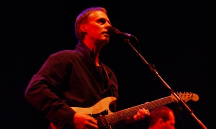 Tom Verlaine se produisant au Royal Festival Hall de Londres en 2002.