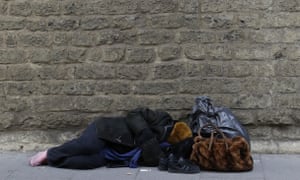 一个无家可归的人睡在罗马市中心的梵蒂冈城墙附近