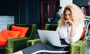 Working from dwelling or the workplace: the brand new guidelines of managing hybrid groups | The brand new guidelines of labor 2 Young woman sitting using a laptop.