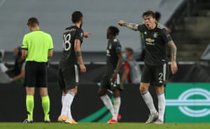 Bruno Fernandes and Victor Lindelöf have words after Manchester United’s feeble attempt to defend Sevilla’s winner.