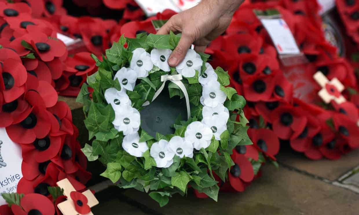 Ang usa ka puti nga bulak nga bulak nga gibutang sa tupad sa pula nga mga poppies sa Bradford cenotaph atol sa usa ka pagpundok sa Peace Pledge Union, 13 November 2016. Litrato: Asadour Guzelian