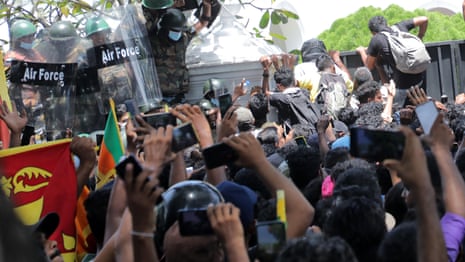 Sri Lanka unrest: how the week unfolded – video report