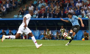 Cavani обгръща крака Ñи за пръв път и прави резултати.