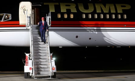 Trump loopt de trap af vanuit zijn vliegtuig als hij aankomt voor de rally