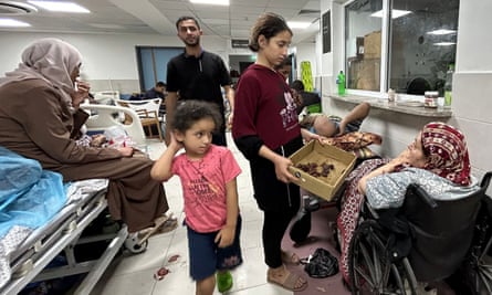 Pacientes y desplazados internos en el hospital Al-Shifa
