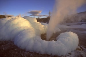 A vista no início do inverno do gêiser Porkchop, que por mais de um ano esteve em erupção perpétua, criando um cone de gelo do tamanho de um celeiro. O gêiser mais tarde explodiu violentamente, lançando pesados blocos de pedra. Hoje é uma piscina azul-celeste que pulsa silenciosamente. Fique ligado.