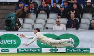 El inglés Jos Buttler intenta atrapar al australiano Mitchell Starc solo para que el balón salga durante seis carreras.