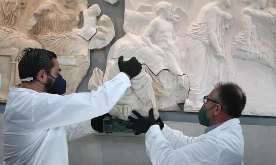 The curators of the Museum of the Acropolis of Athens place the fragment of the Parthenon sent from Sicily.