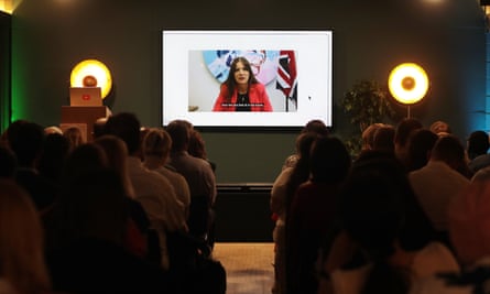 Uma Michelle Donelan grandiosa aparece em uma tela na sede do Google em Londres.