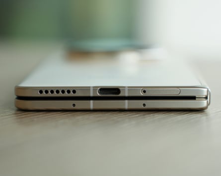 The USB-C port of the Honor Magic V5.
