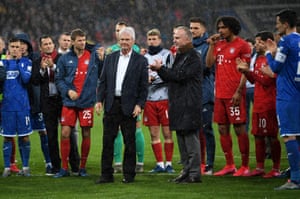 Karl-Heinz Rummenigge y Dietmar Hopp (centro) se unen con jugadores para aplaudir a los fanáticos de Hoffenheim después del partido del Bayern.