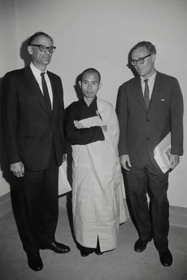 Thich Nhat Hanh, w środku, z dramatopisarzem Arthurem Millerem, z lewej, i poetą Robertem Lowellem.