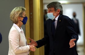 Presiden Parlemen Eropa David Sassoli (kanan) dan Presiden Komisi Eropa Ursula von der Leyen (kiri) menghadiri KTT Pemimpin Uni Eropa di Brussels, Belgia pada 10 Desember 2020.