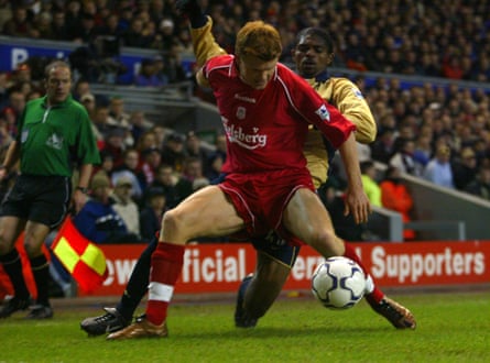 Kanu tackles John Arne Riise.