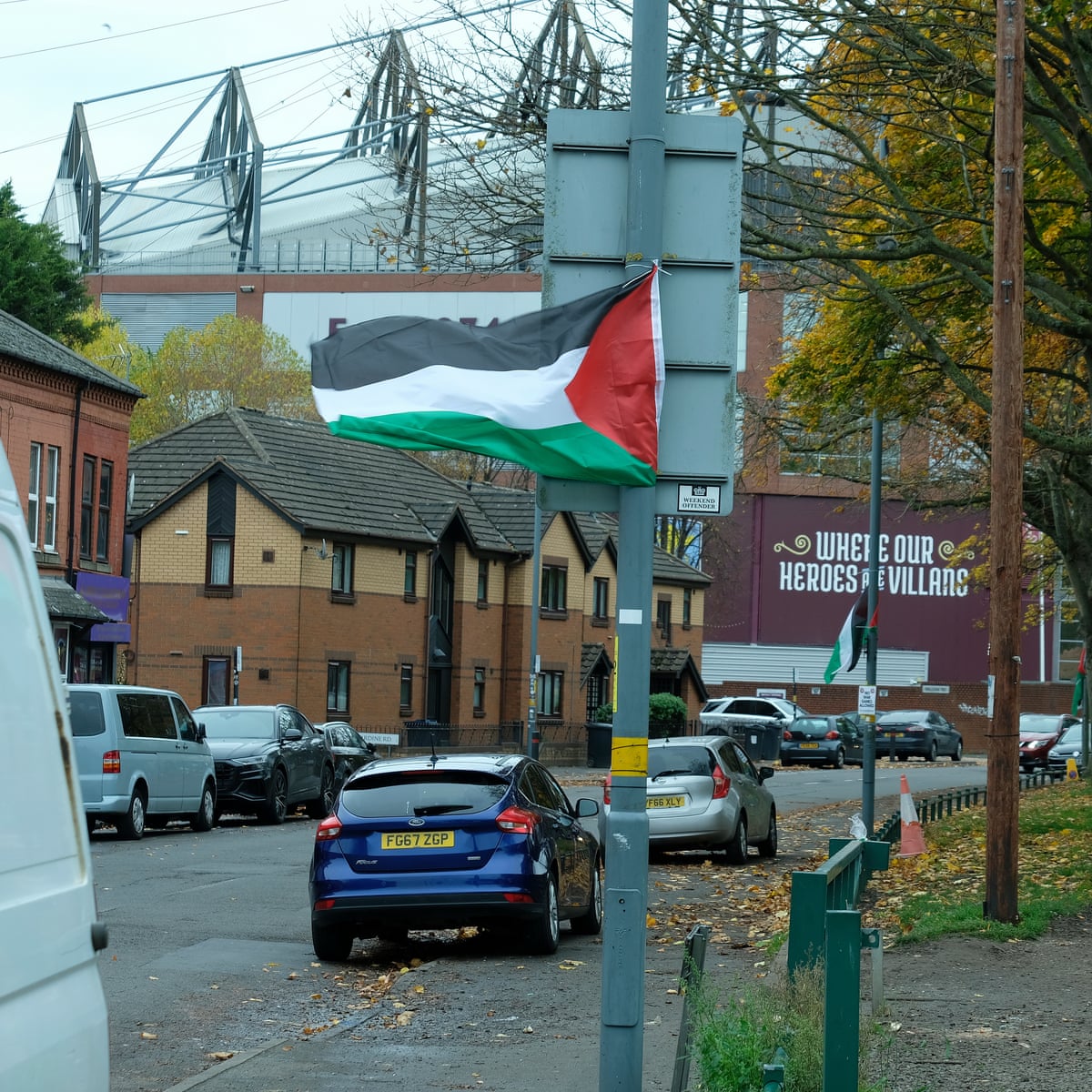 علم فلسطين من أمام فيلا بارك. (وكالات)