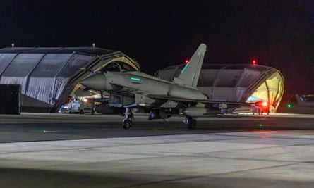 Un Typhoon de la RAF regresa a la base aérea de Akrotiri en Chipre después de participar en los ataques aéreos liderados por Estados Unidos en Yemen.