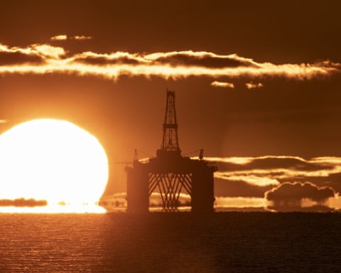 Sun rising behind a redundant oil platform moored in the Firth of Forth near Kirkcaldy, Fife. dqxikeidqkikdinv