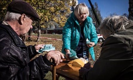A volunteer distributes food in Asipenkavskiy Zhitlamasava