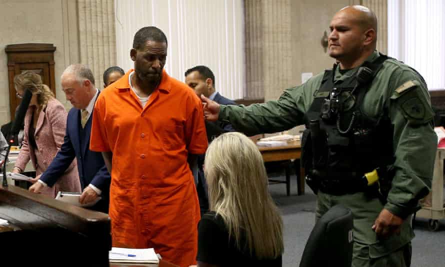 R Kelly turns to leave after appearing at a hearing at the Leighton Criminal Courthouse in Chicago, Illinois