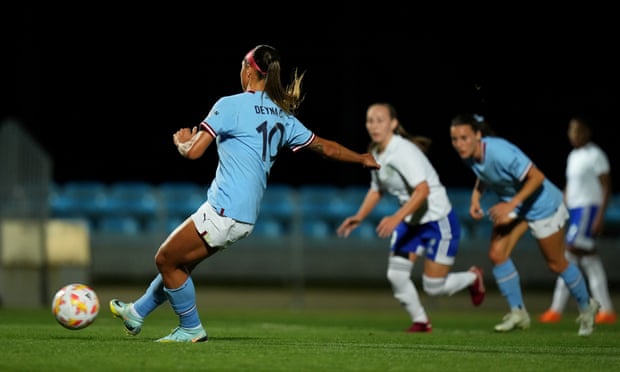 Deyna Castellanos scores her first Manchester City goal from the penalty spot.