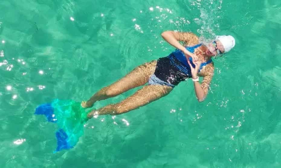 Merle Liivand sets Guinness World Record for longest monofin swimming.