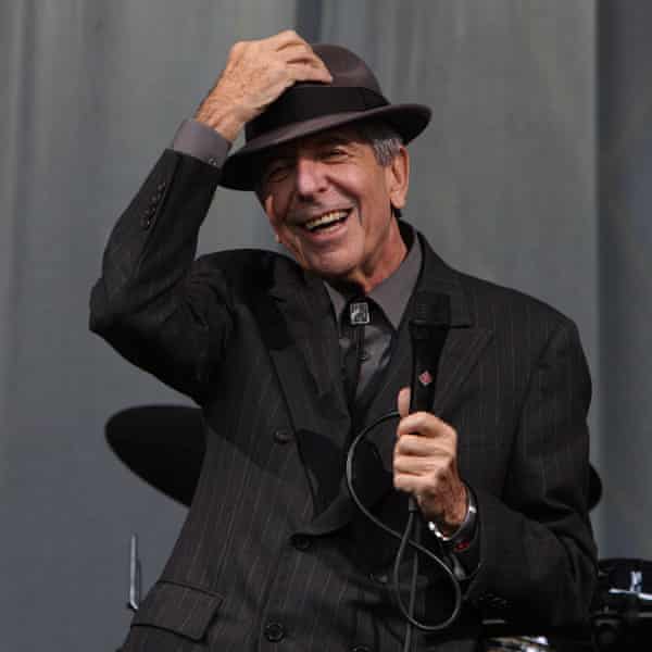 Leonard Cohen raises his hat to the crowd in 2008