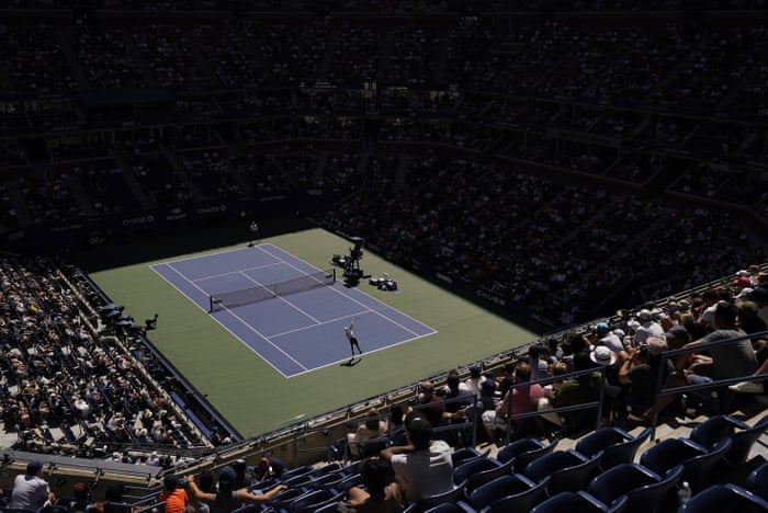 Andy Murray serves to Matteo Berrettini.