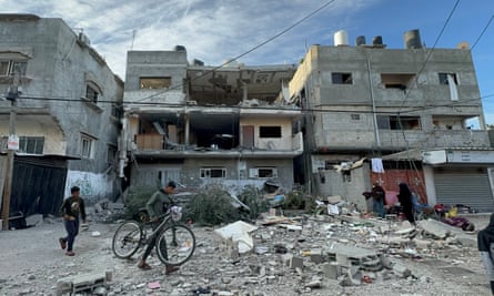 مذكرات غزة، الجزء 38: “في تلك الساعة كبرت 20 عاماً… كل ما أريده هو البقاء على قيد الحياة” | غزة مذكرات غزة، الجزء 38: “في تلك الساعة كبرت 20 عاماً… كل ما أريده هو البقاء على قيد الحياة” | غزة