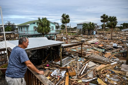 Um homem inspeciona os danos à sua casa depois que o furacão Helene atingiu Horseshoe Beach, Flórida, em 28 de setembro de 2024.