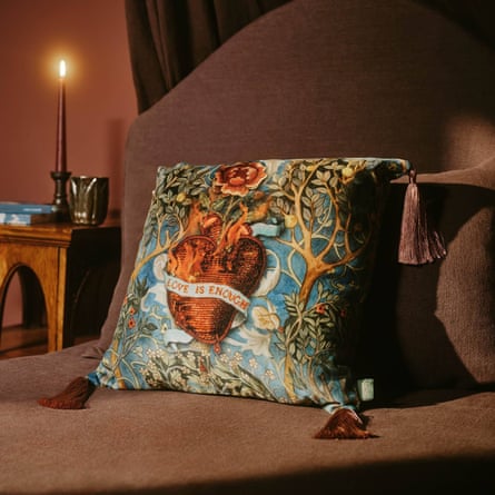 Cojín Love Is Enough de House of Hackney