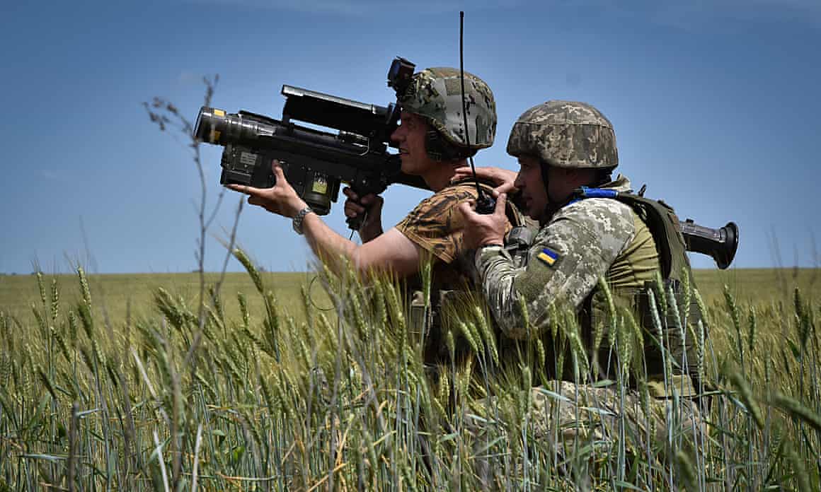 Ukrainian soldiers with a US Stinger air defence missile launcher