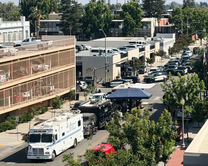 California: Bakersfield police respond to bomb threat as man barricades himself inside bank