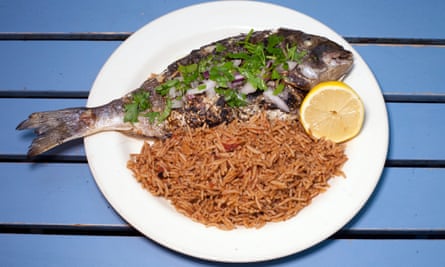 « Sa peau argentée est cloquée et noircie » : daurade grillée.