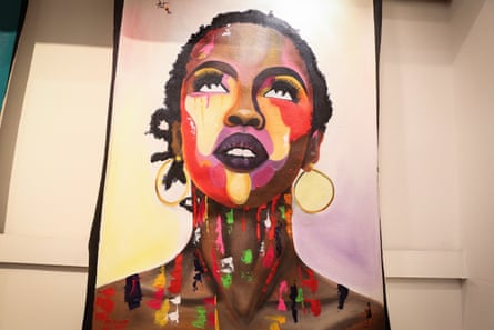Bir galeride bir kadın yüzünün tablosu asılı