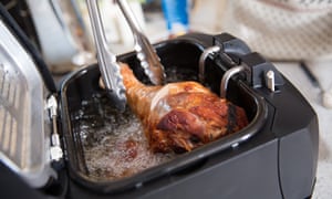 Turkey joints – or foreleg of a diplodocus? Rhik immerses the drumstick in the deep-fat fryer.