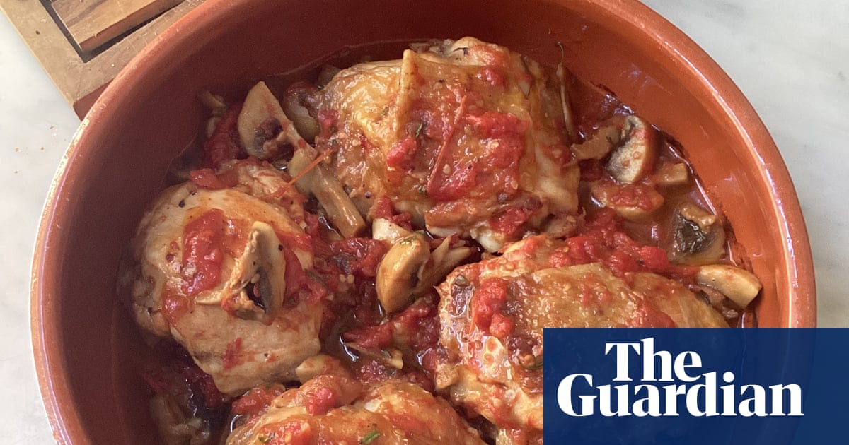 El homenaje de Rachel Roddy a la fórmula de Michèle Roberts de pollo salteado con tomates y champiñones | Alimento El homenaje de Rachel Roddy a la fórmula de Michèle Roberts de pollo salteado con tomates y champiñones | Alimento