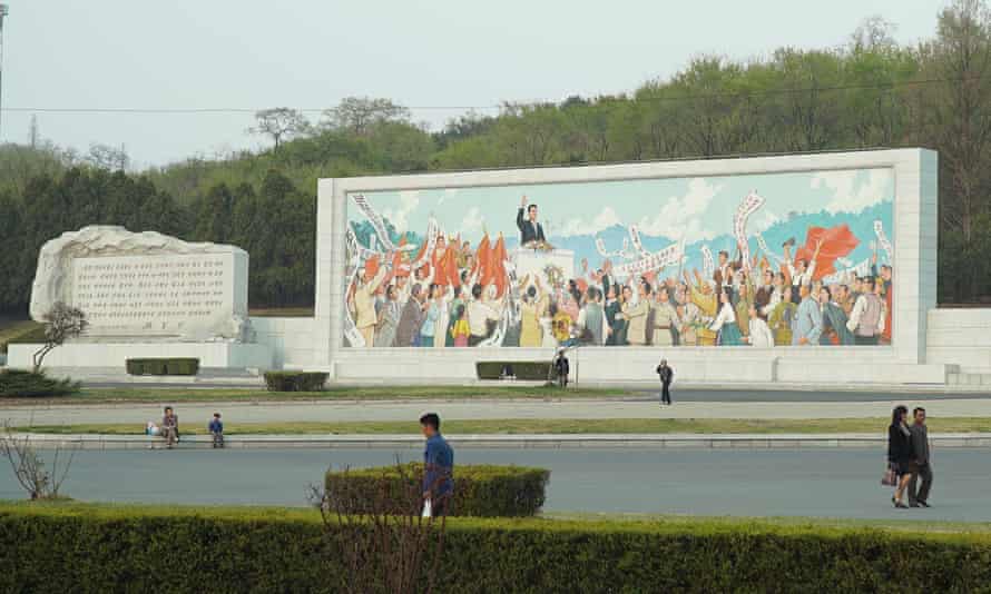 Art models no nude in Pyongyang