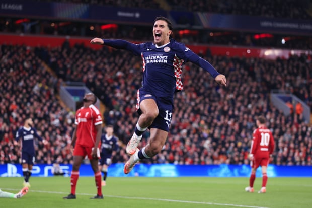 Los problemas de Arne Slot se agravan tras la goleada del PSV al Liverpool en Anfield Los problemas de Arne Slot se agravan tras la goleada del PSV al Liverpool en Anfield