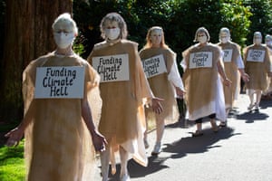 'Penitentes' no evento Rebelião da Extinção em Falmouth, Cornualha, durante a Cúpula do G7.