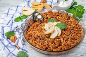 Pear crumble – with added cinnamon, walnuts and mint