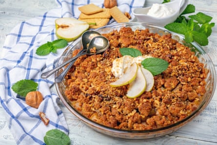 Pear crumble – with added cinnamon, walnuts and mint