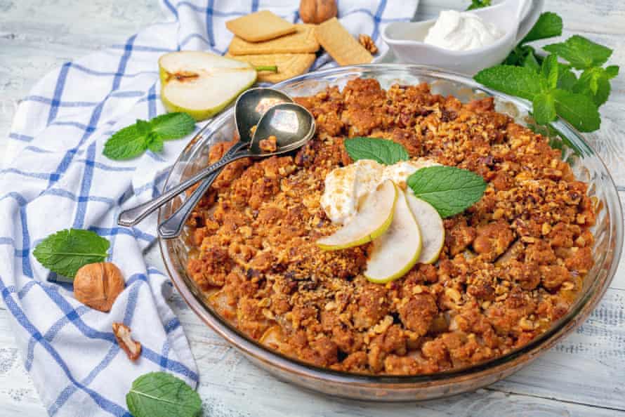 Pear crumble – with added cinnamon, walnuts and mint