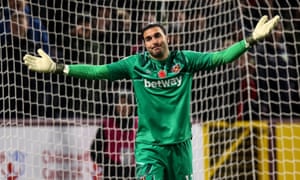 Roberto trông có vẻ thiếu sót trong thất bại của West Ham, tại Burnley, trong đó anh mắc một số lỗi chính.